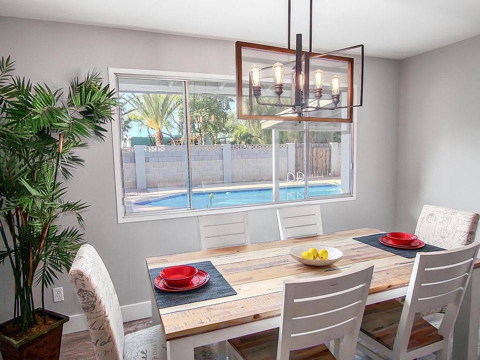Dining area, overlooking the pool.