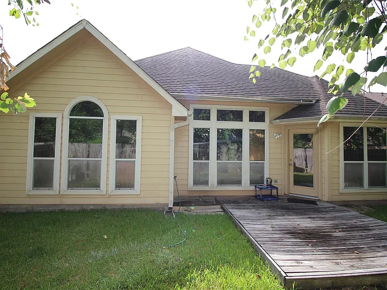 1011 Lexington Green Dr — Photo 32