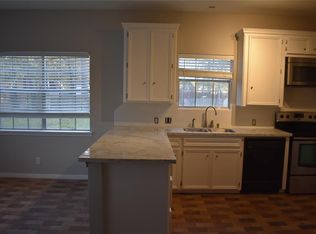 2 Rolling Glen Ln, Tomball, TX 77375