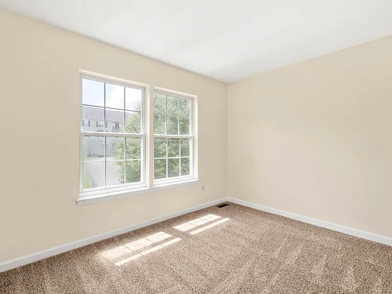 1036 Royal Dr — Photo 18
