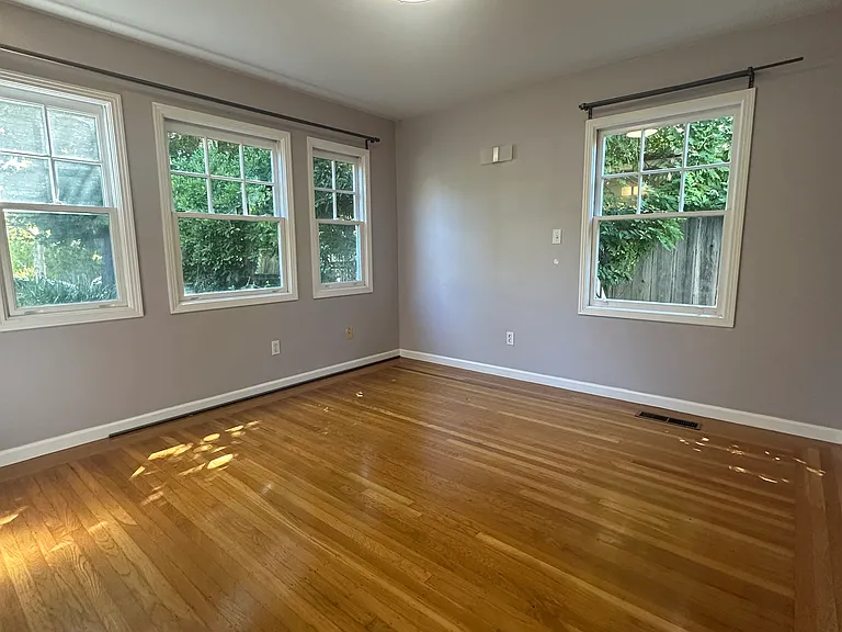 1613 Mariposa Ave — Photo 11