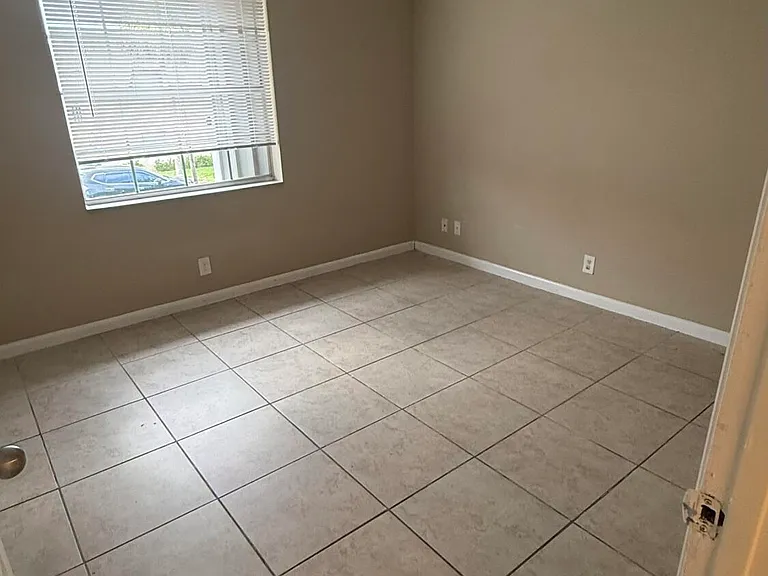 475 SE 8th St #220 — Photo 16