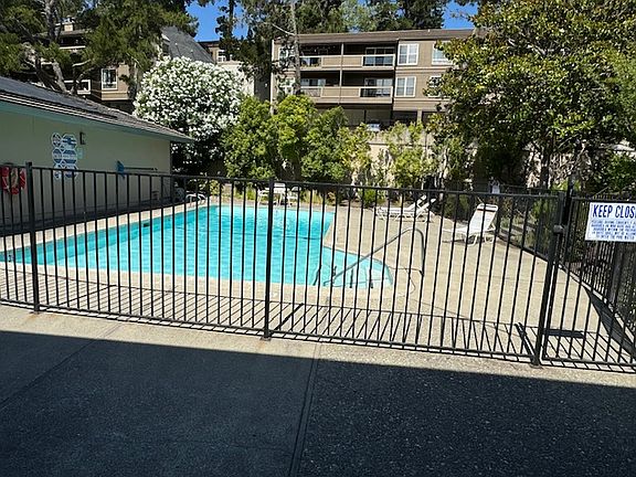 2nd image of 2129 Ascot Dr APT 16