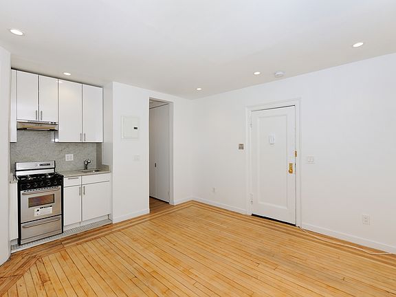 2nd image of 82 Washington Pl APT 2A
