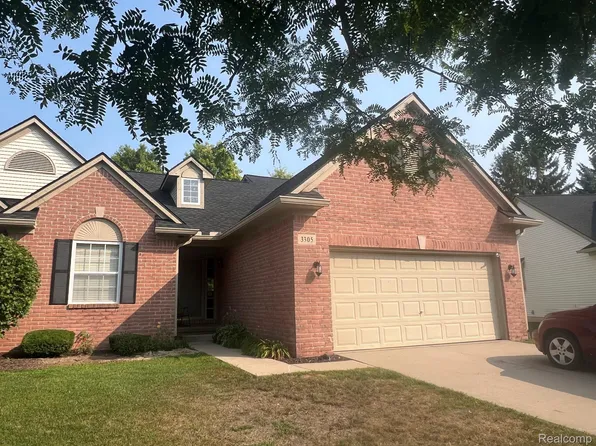 3305 Dewdrop Ln, Howell, MI 48843