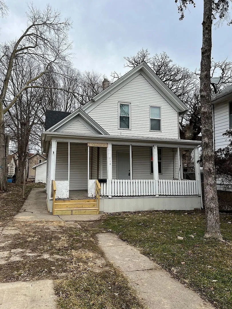 Spacious 2 Bedroom, 2 Bathroom Home for Rent 712 E. 15th St., Davenport, IA 52803 — Photo 1
