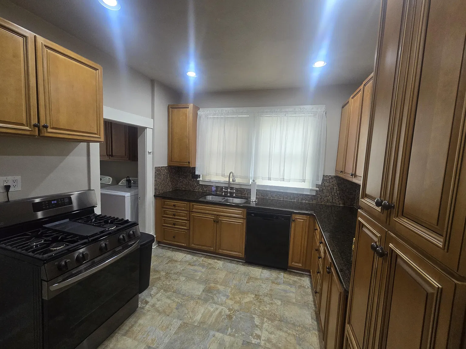 3 bed, 1.5 bath, 1785 sqft, $1,995 — Photo 3