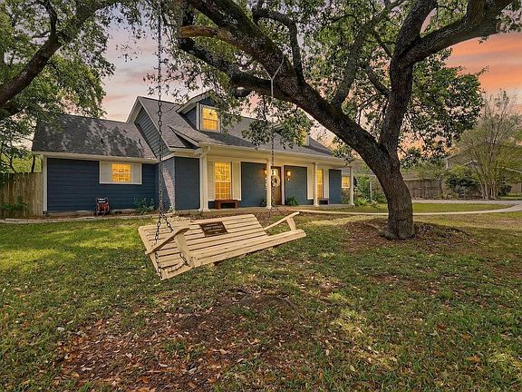 3rd image of 913 Park Ln