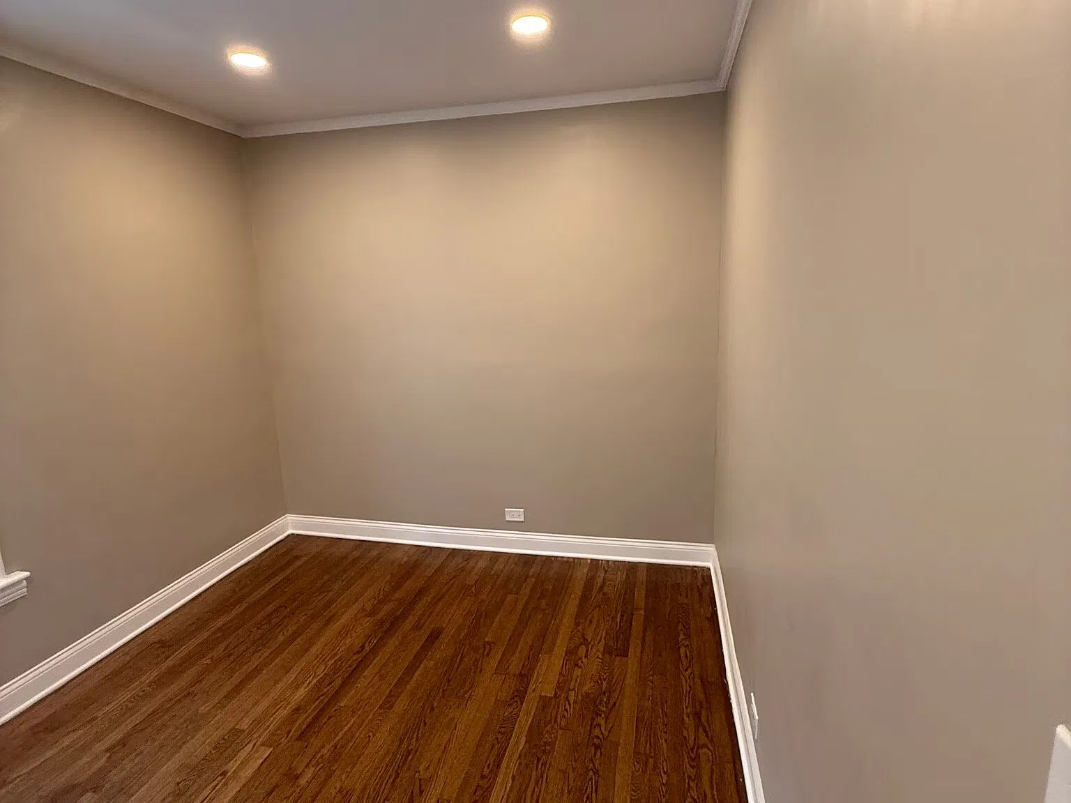 Newly Remodeled 3 Bedroom 2 Bath Unit In Edgewater — Photo 2