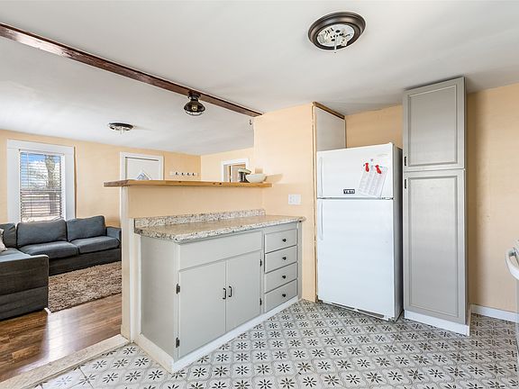 5th image of 704 Loring Ave