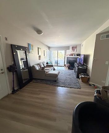 4th image of 1621 Westminster Dr APT 209