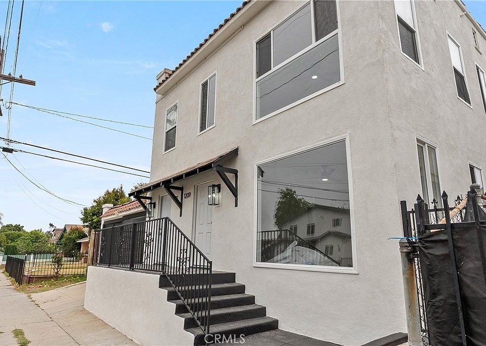 1st image of 1209 W 40th Place