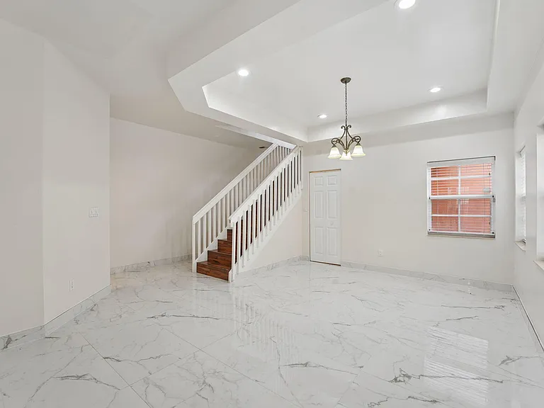 819 SW 7th Ave — Photo 10