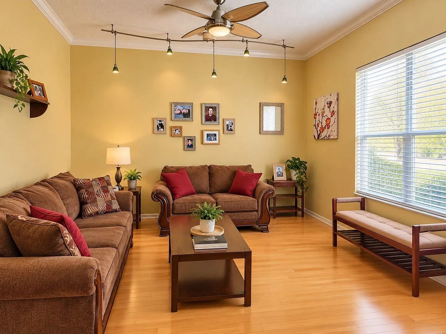 Spacious 4-Bedroom, 3-Bath Oviedo Home Beautiful Interiors, Generous Living Spaces & Fantastic Lo... — Photo 2