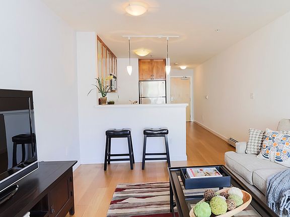 5th image of 1720 Clay St APT 7