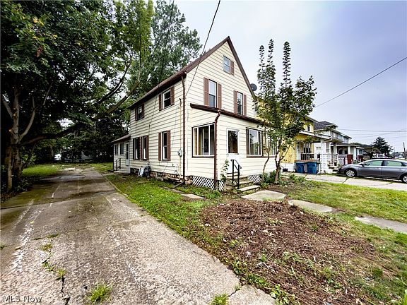 2nd image of 823 W 21st St