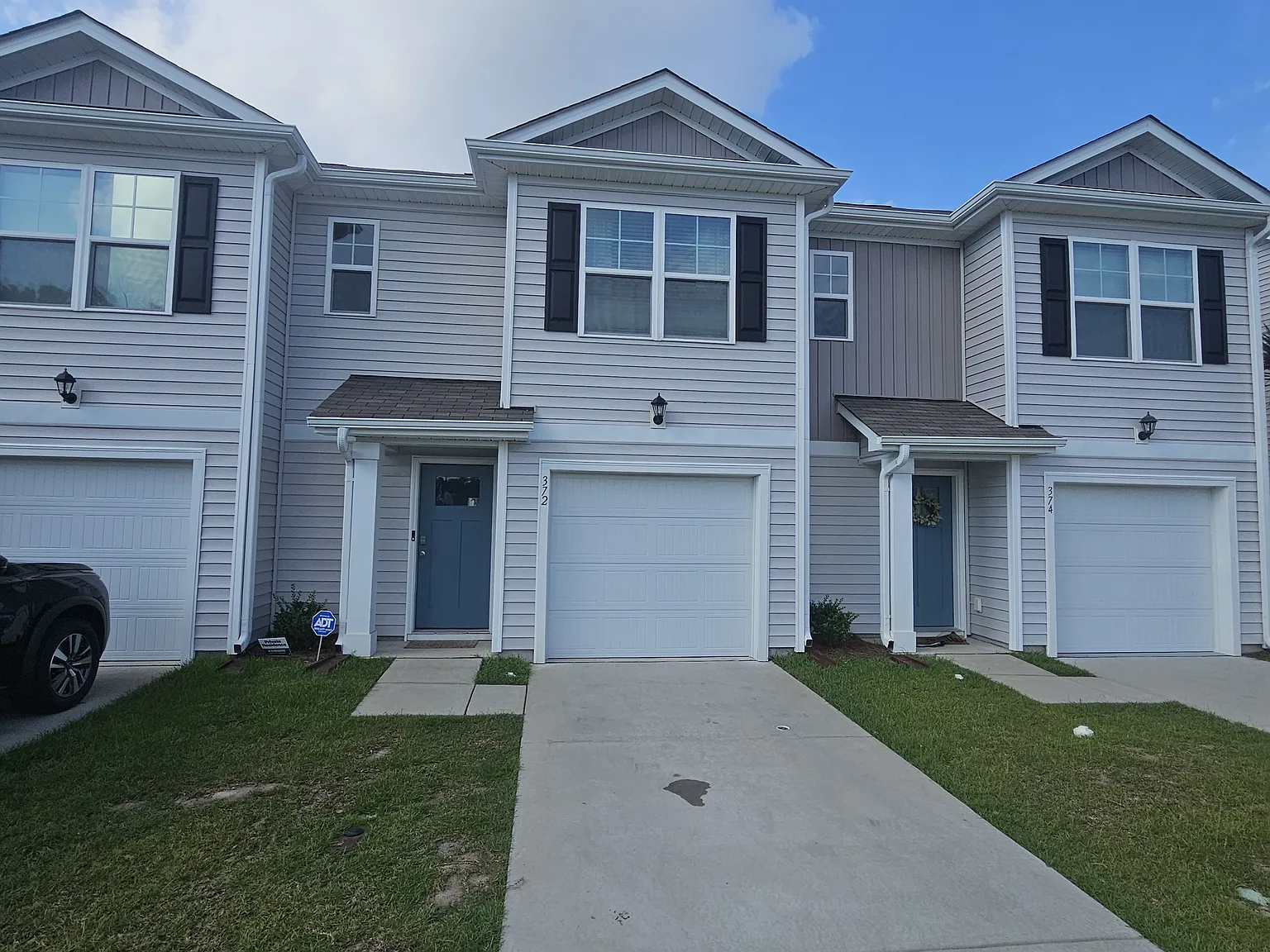 3 bed, 2.5 bath, 1418 sqft, $2,300 — Photo 1