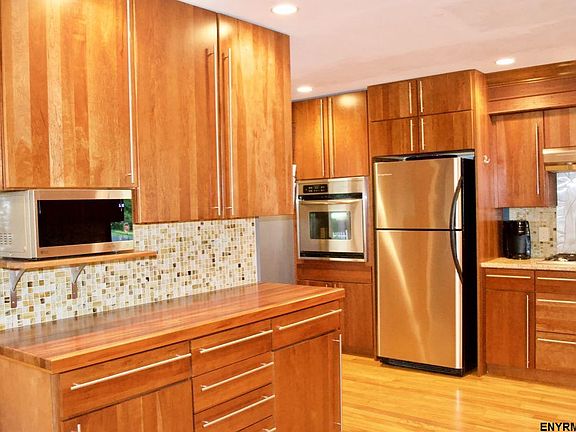 5th image of 61 Fieldstone Dr