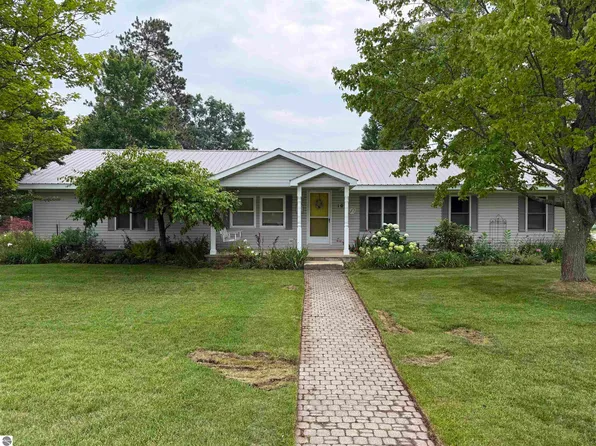 102 Paw Paw St, Kalkaska, MI 49646