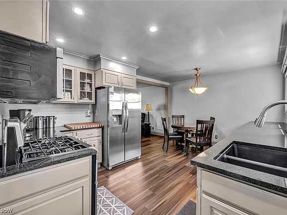 3rd image of 1793 Lealand Ave