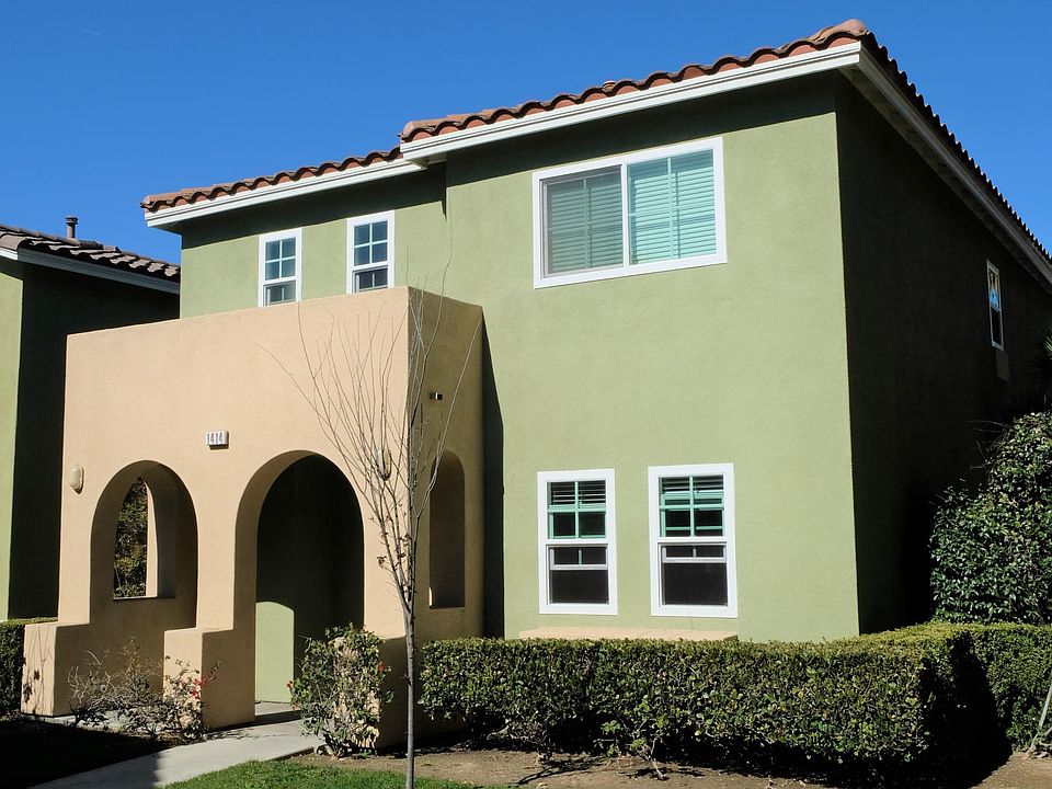 Two story townhome with side yard, located minutes from Arts District and Downtown LA. No shared walls with neighbors in a quaint, quiet neighboorhood.