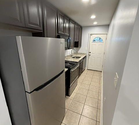 2nd image of 421 Burbank St SE #5