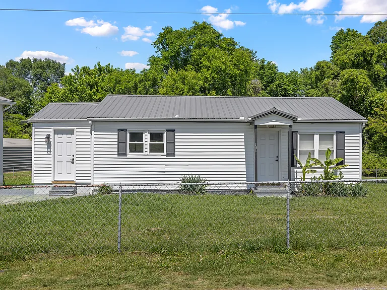 131 Eleanor Davis Dr — Photo 1