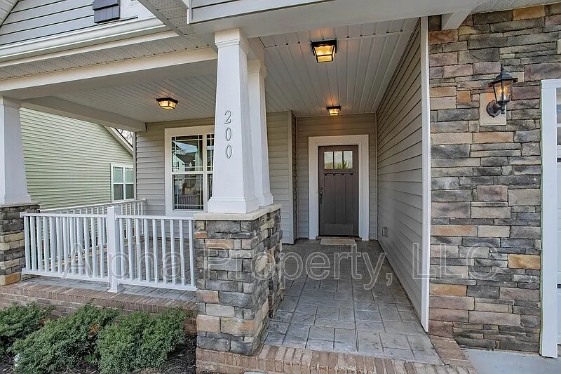 4 bed, 2.0 bath, 1895 sqft, $1,900 — Photo 3