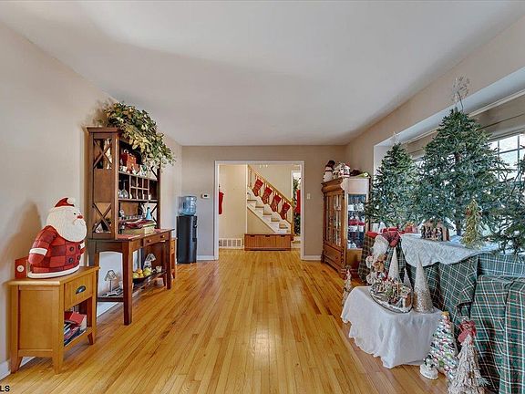 3rd image of 112 E Vernon Ave