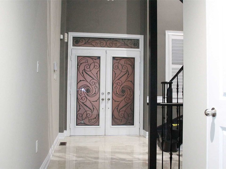 1st image of 24 Manor Glen Cres