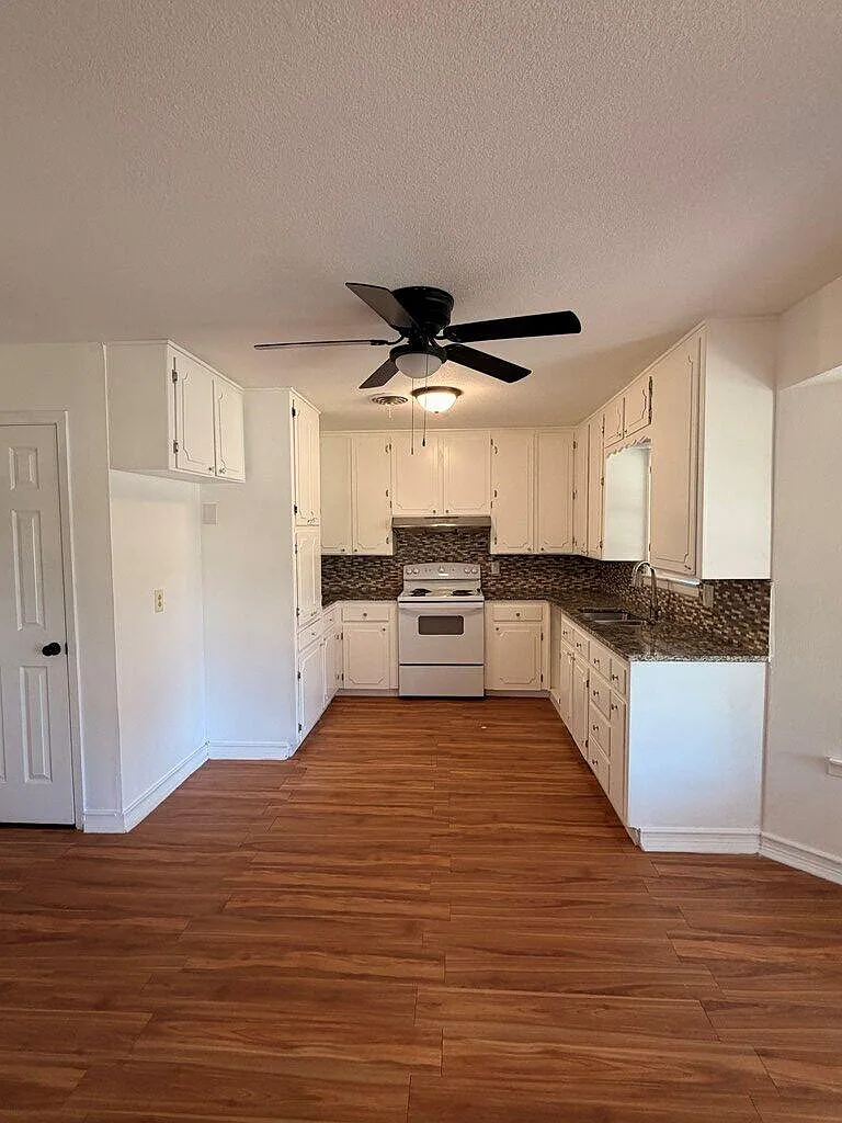 3 bed, 2.0 bath, 1827 sqft, $2,400 — Photo 4