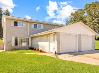 413 Robert Ct, Hartford, WI 53027