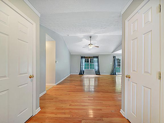 5th image of 407 Dogwood Glen Ln