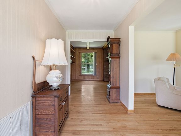 5th image of 208 Lake Terrace Dr