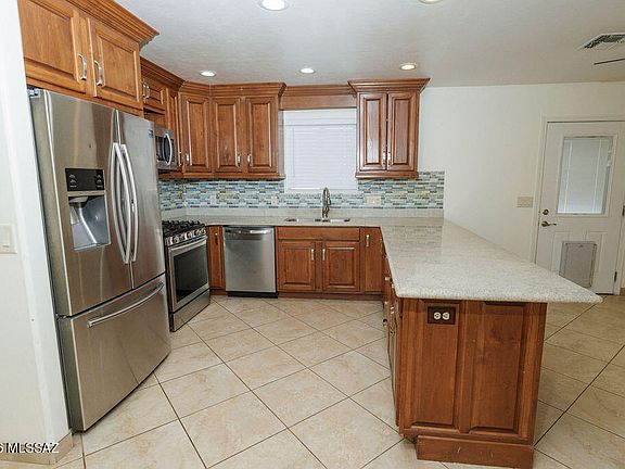 4th image of 2632 E Spring St
