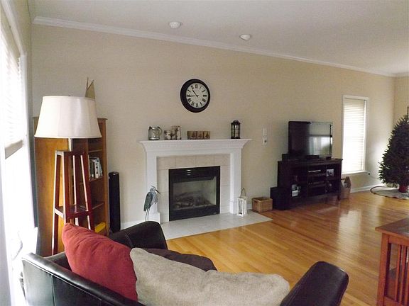 5th image of 39 Wallflower Dr