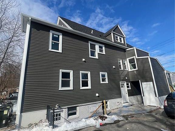 4th image of 344 Blackstone St