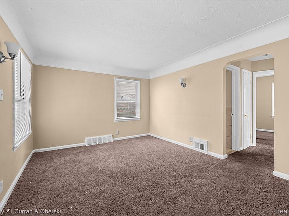 5th image of 18220 Stout St