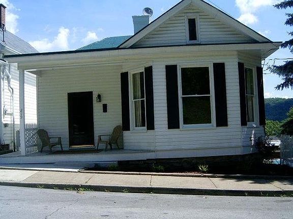 2nd image of 215 W 3rd St