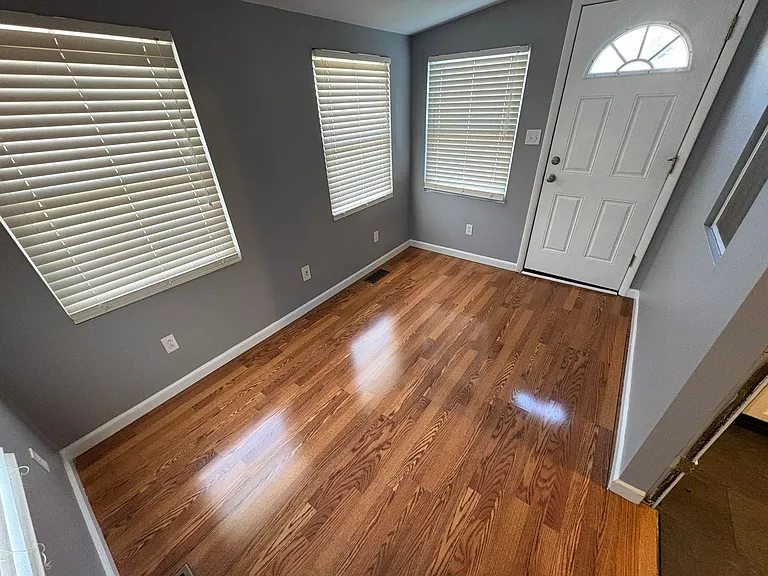 1231 Hoyt Dr — Photo 2