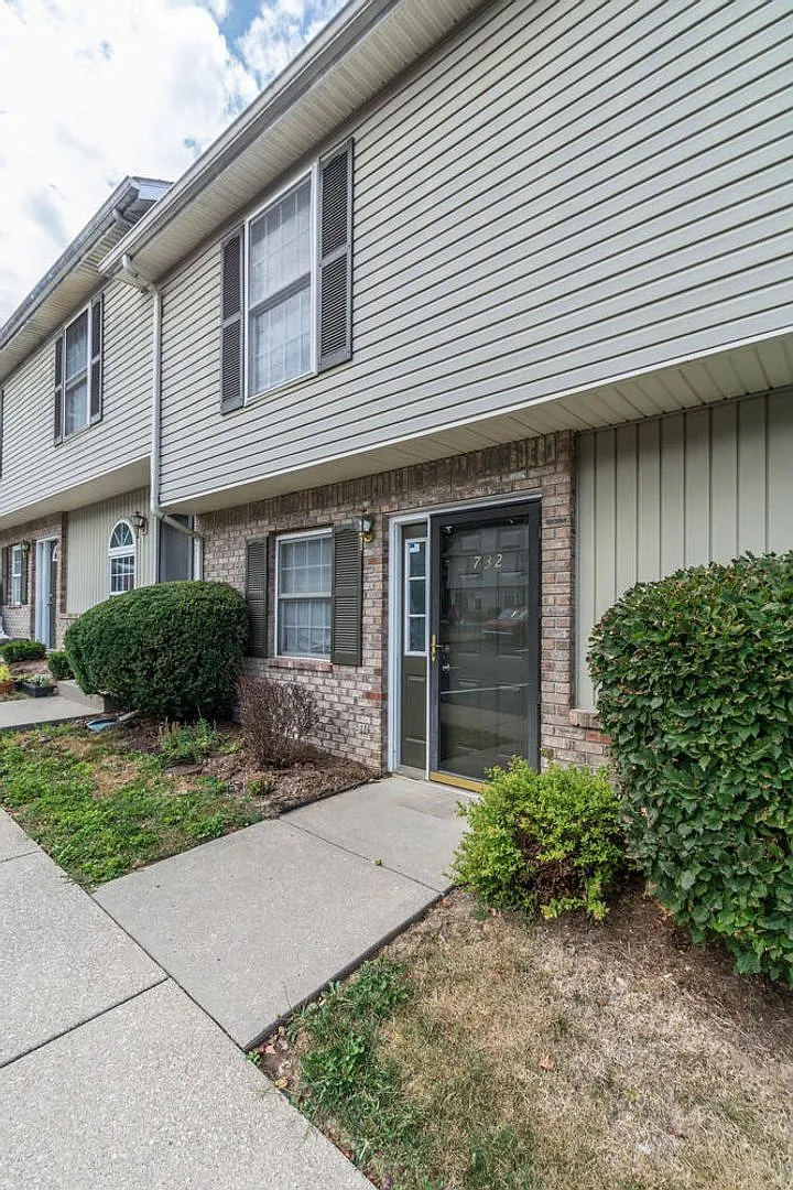 732 Sherwood Hills — Photo 1