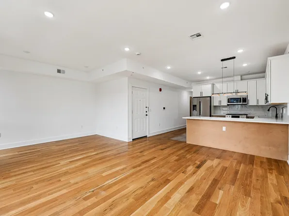 1003 Summit Avenue image 5 of 32