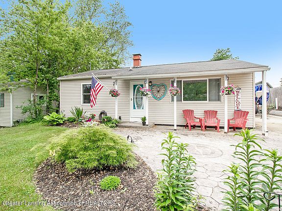 4th image of 104 Folk St