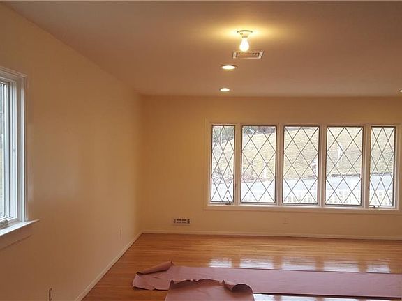 3rd image of 12 Hearthston Ln
