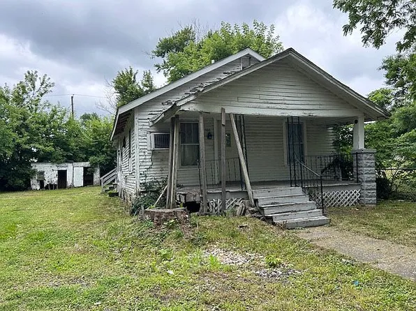 956 E Curtis Ave, Decatur, IL 62526