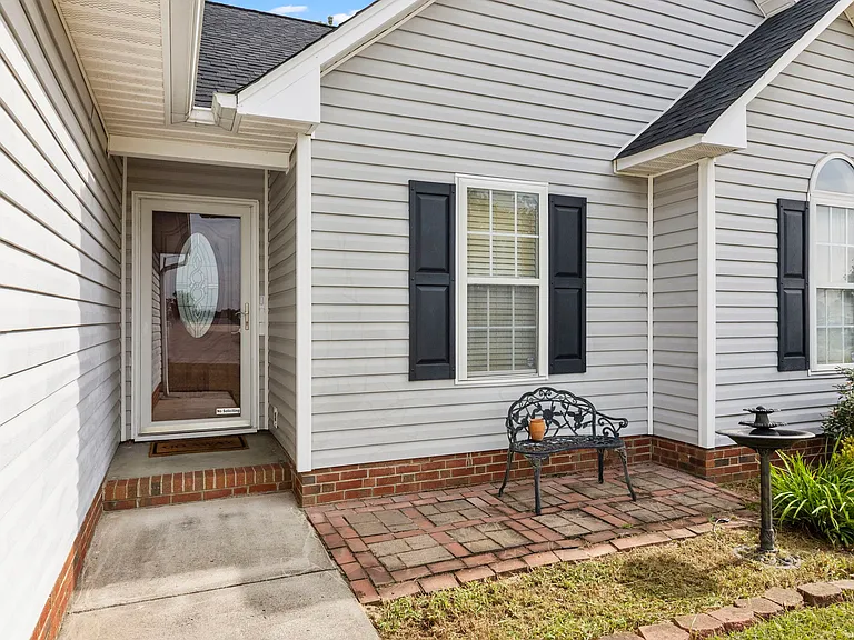 530 Sunpointe Dr — Photo 4