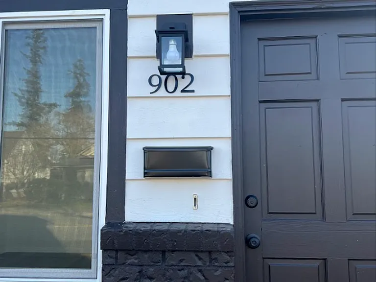 902 E Division St — Photo 12