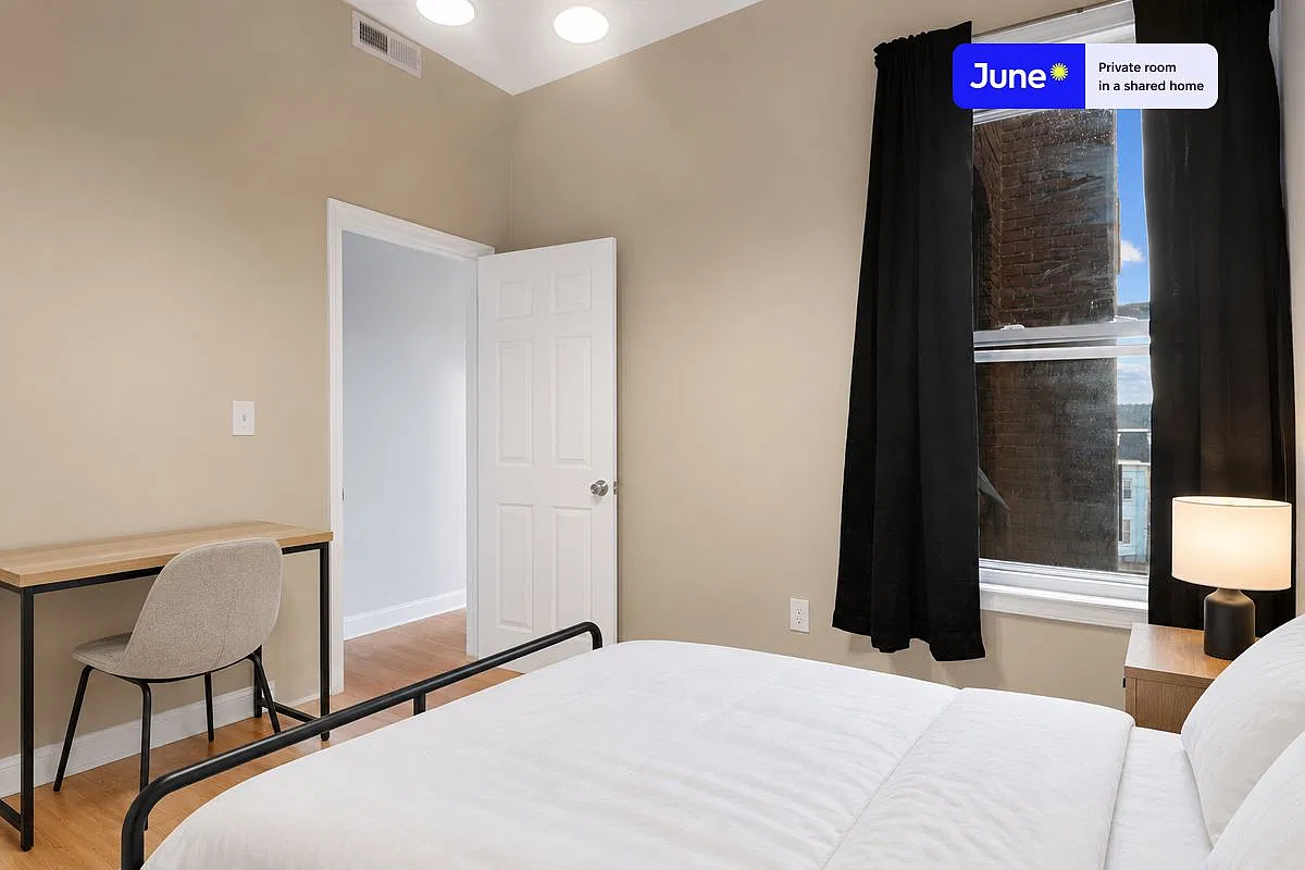 Queen bedroom in 4 bed/1 bath home in Allston #442 C — Photo 1