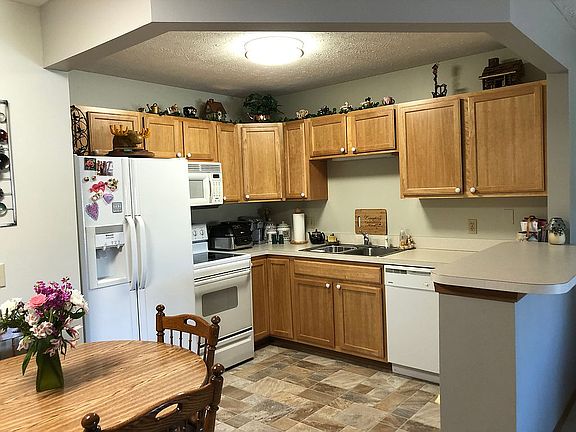 5th image of 654 N Creek Dr