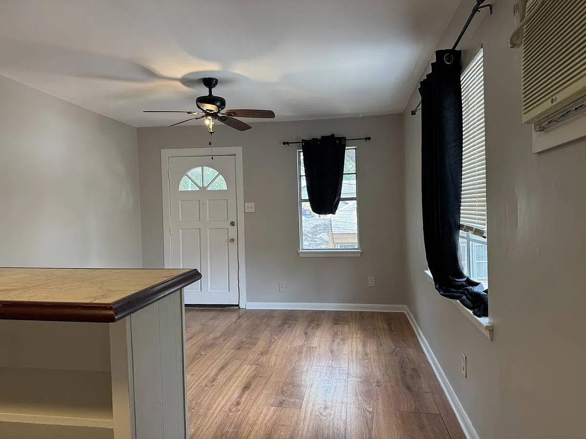 1 bed, 300 sqft, $895 — Photo 2